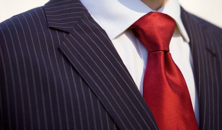 cómo hacer el nudo de corbata windsor